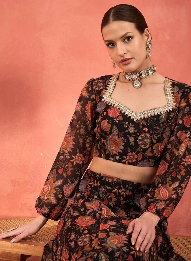 ساسافراس بلوزة قصيرة سوداء بنقوش زهور وياقة على شكل قلب مع تنورة أناركالي